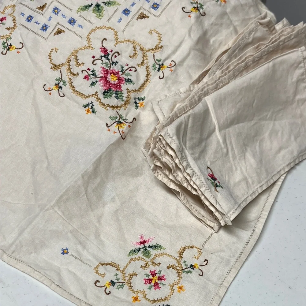 Vintage Italian Embroidered Tablecloth with 6 Matching Floral Napkins